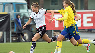 Im Duell: Torschützin Marleen Schimmer gegen zwei schwedische Gegenspielerinnen © 2016 Getty Images