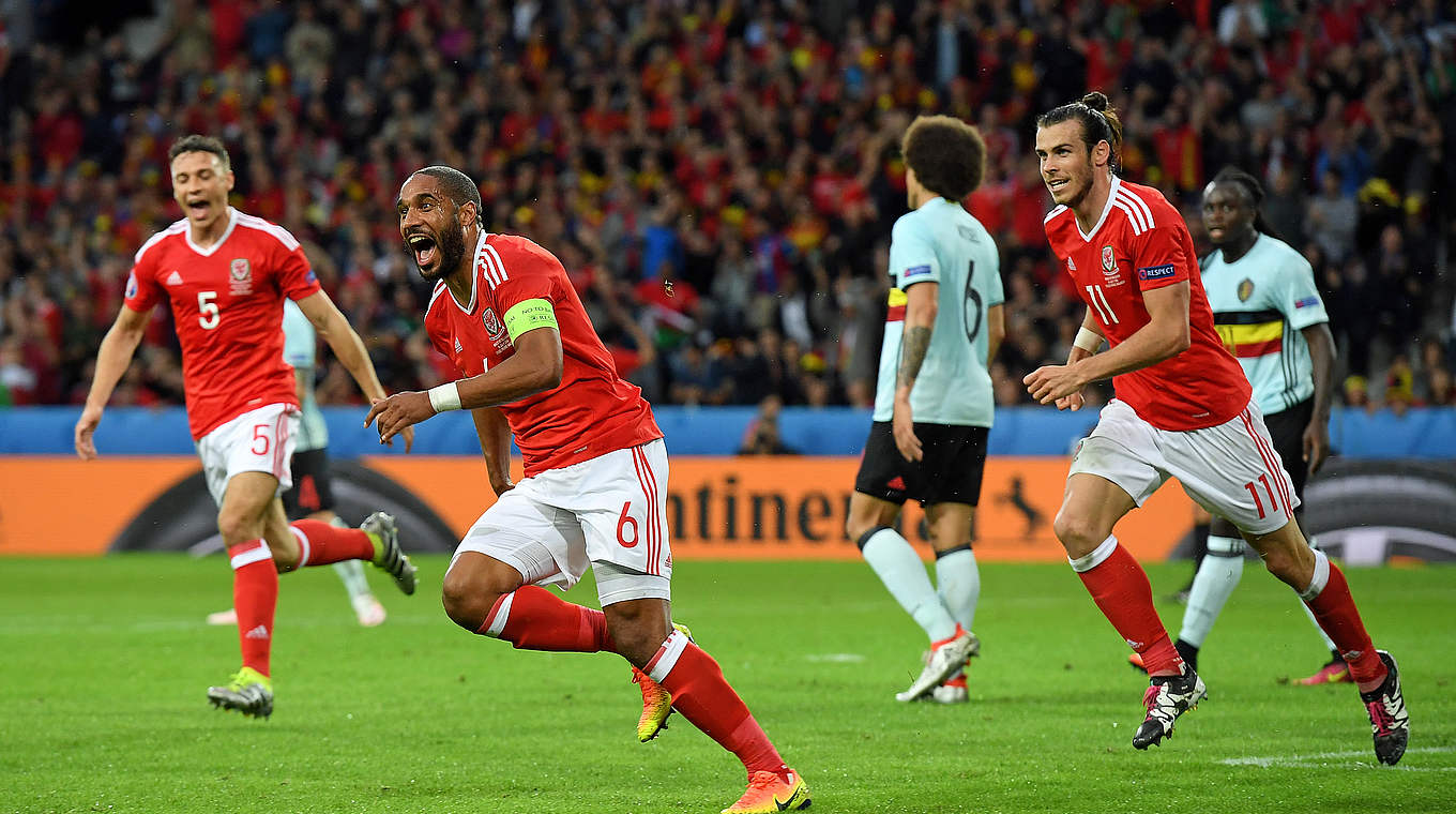 Kopfballtor nach einem Eckballtrick: Ashley Williams bejubelt den Ausgleich für Wales © 2016 Getty Images