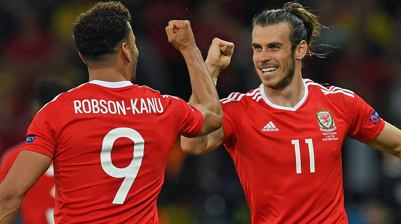 Torjubel auf walische Art: Torschütze Hal Robson-Kanu mit Gareth Bale (r.) ©  PAUL ELLIS/AFP/Getty Images