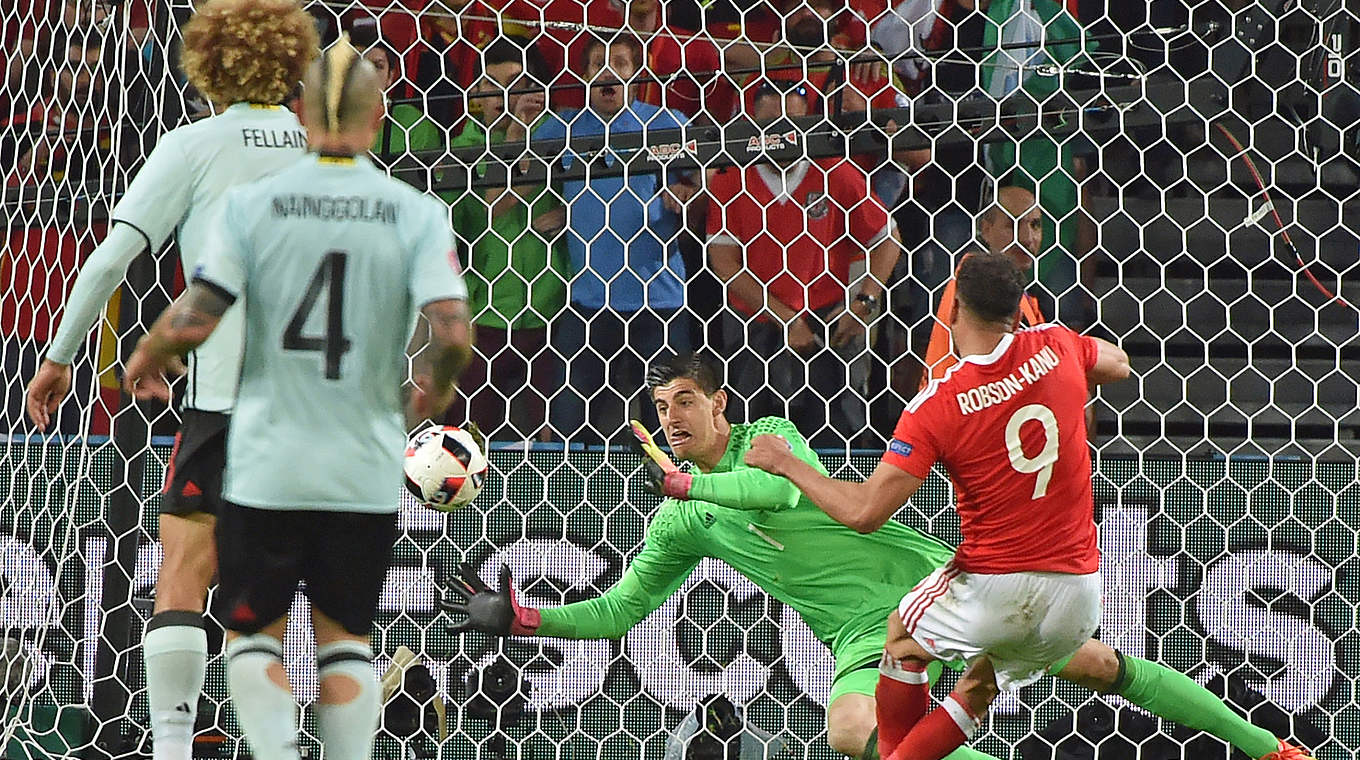 Treffer ins Glück: Robson-Kanu überwindet Belgiens Keeper Courtois zum 2:1 © PHILIPPE HUGUEN/AFP/Getty Images