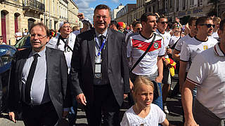 Gemeinsam beim Fan-Walk: Dr. Rainer Koch (l.), Reinhard Grindel und Co. © DFB