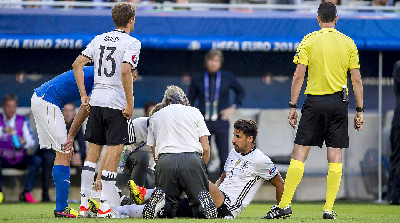 Khedira has to leave the pitch with an injury © GES/Marvin Guengoer