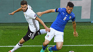 Eng am Gegenspieler: Matchwinner Jonas Hector (l.) © AFP/GettyImages