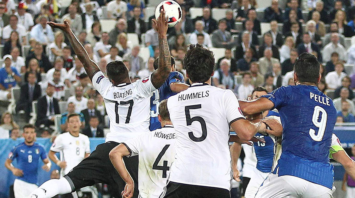 Ein Ballkontakt zu viel: Das Handspiel von Jérôme Boateng führt zum Elfmeter für Italien © imago/BPI