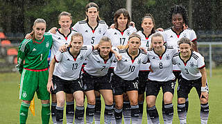 Die U 16-Juniorinnen posieren vor dem Anpfiff für das Mannschaftsfoto. © 2016 Getty Images