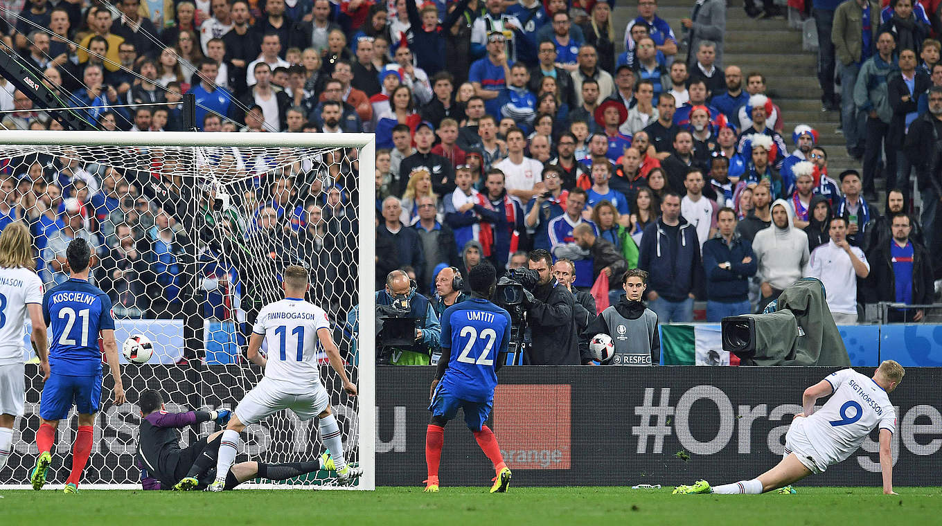 Island gibt sich nicht geschlagen: Sigthorsson (r.) erzielt das erste der beiden Tore © imago/Gribaudi/ImagePhoto