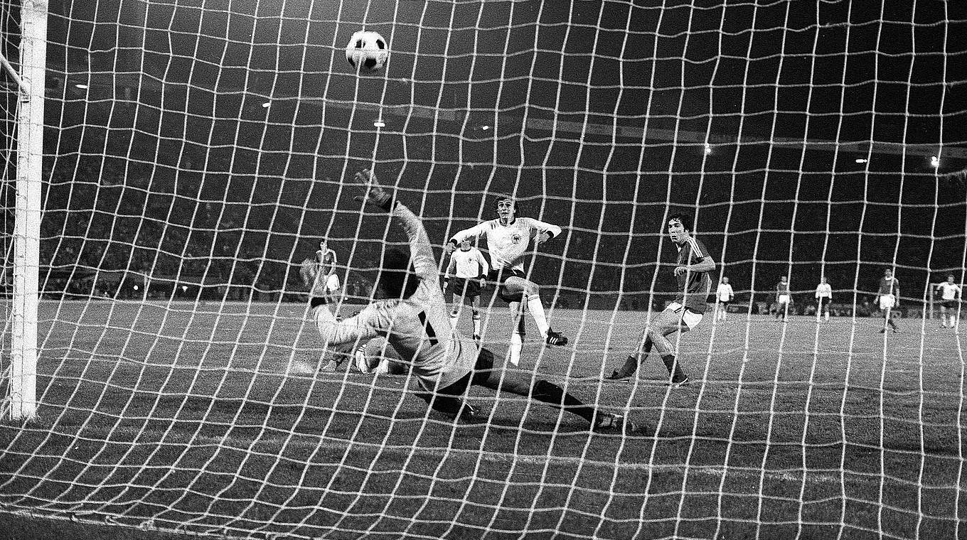 "Zum Weltstar in 30 Minuten": Müller erzielt eins seiner drei Tore im EM-Halbfinale 1976 © imago