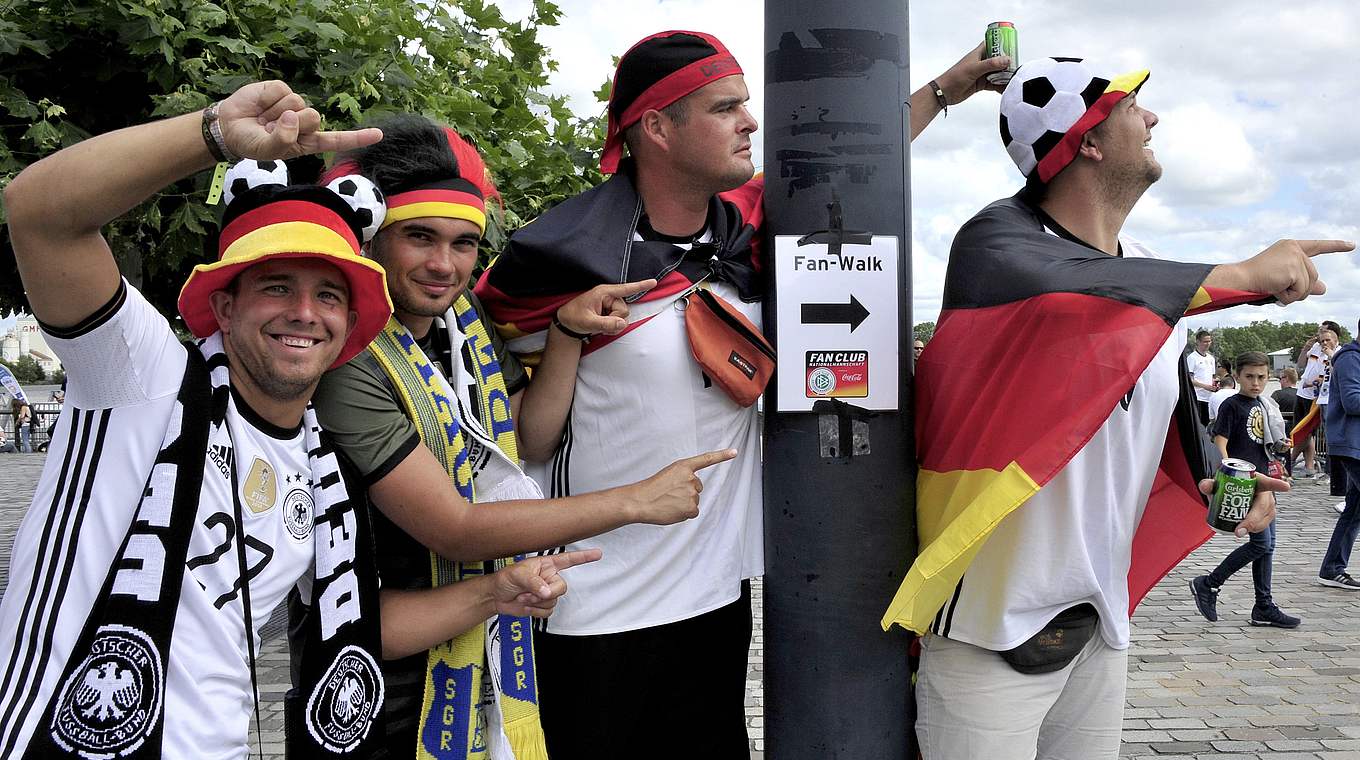 Da geht's lang: Wegweiser zum Fan-Walk. © AFP