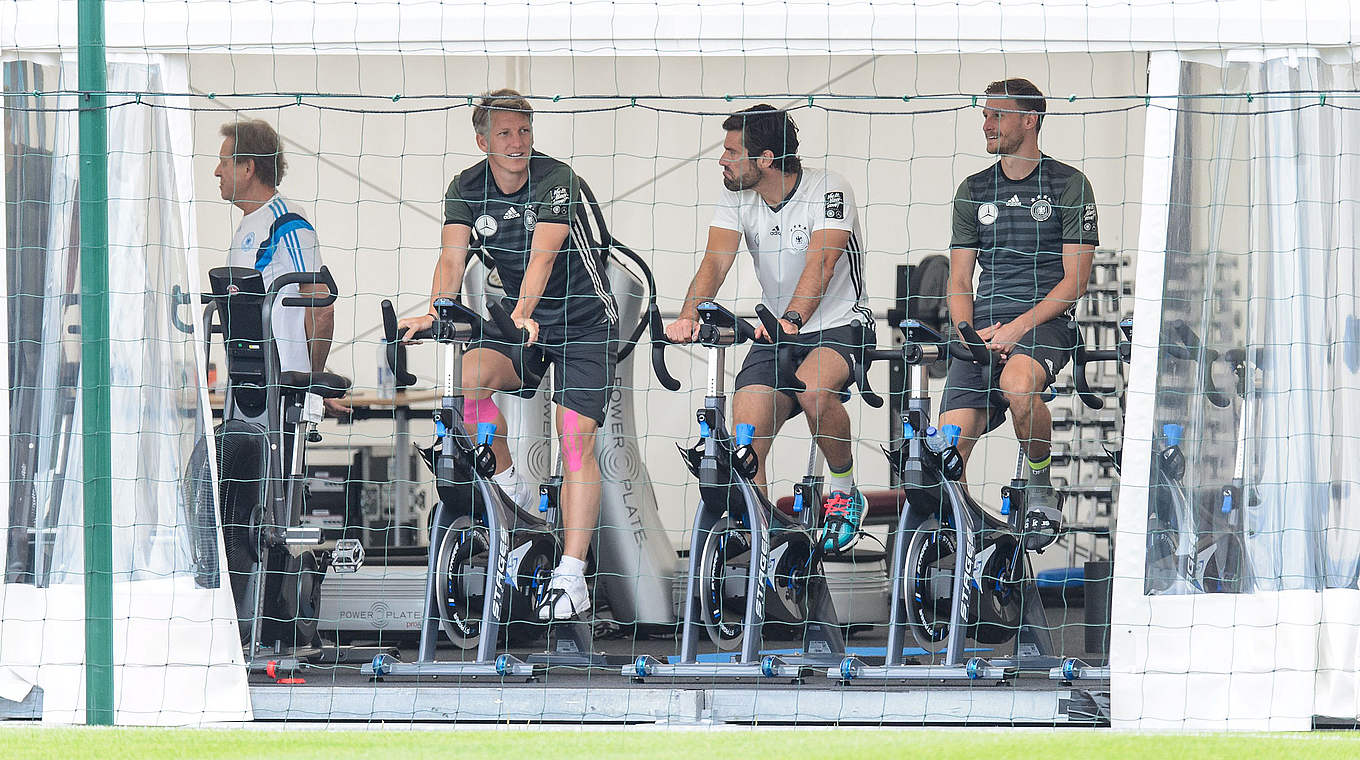 Individual training at the team HQ: Captain Schweinsteiger and Höwedes in Évian © GES/Marvin Guengoer