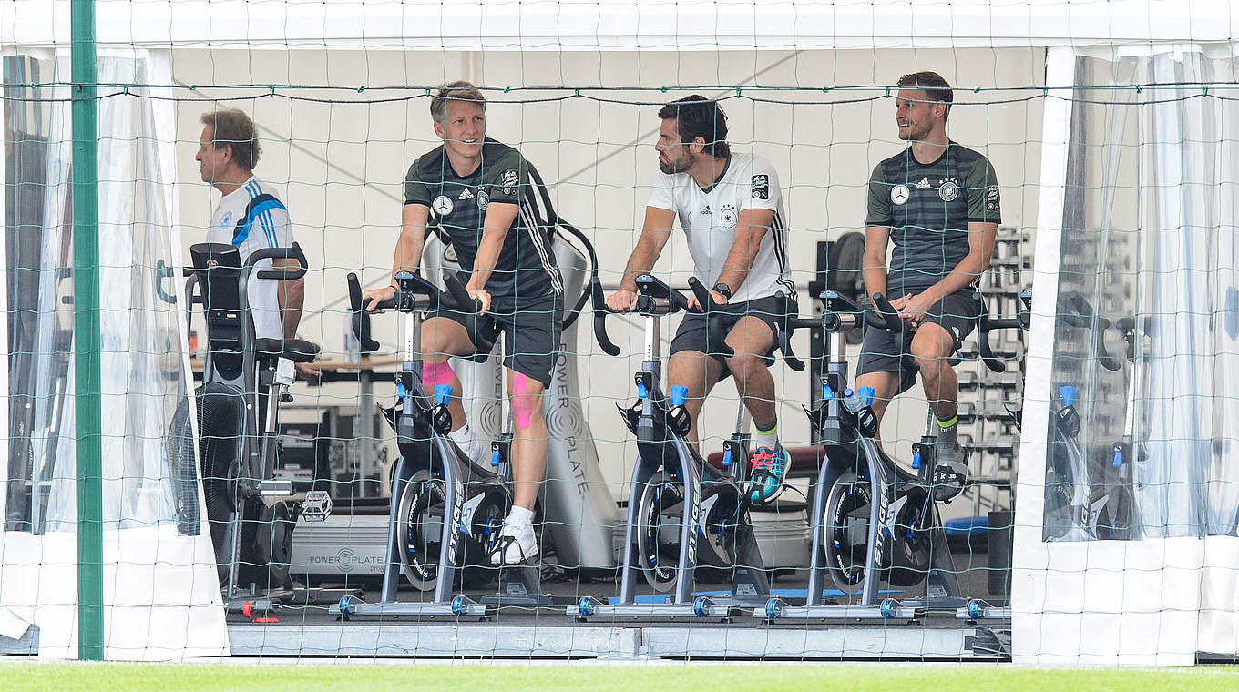 Individuelles Training im Teamquartier: Kapitän Schweinsteiger und Höwedes in Évian © GES/Marvin Guengoer