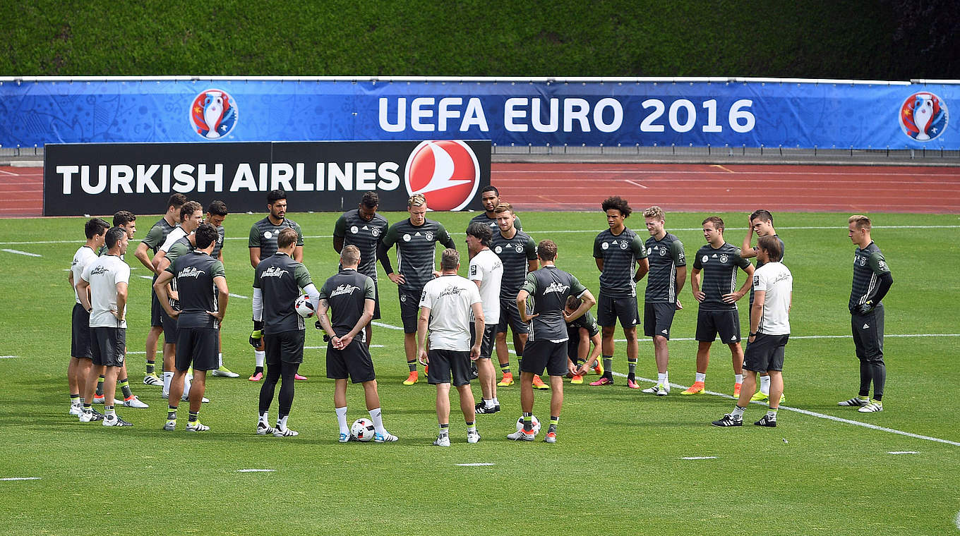 Der Bundestrainer gibt die Richtung vor: Löw und sein Team beim Training in Évian © GES/Markus Gilliar