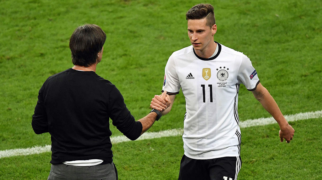 Julian Draxler mit Joachim Löw (l.): "Für das Vertrauen vom Trainer bin ich sehr dankbar" © AFP/Getty Images