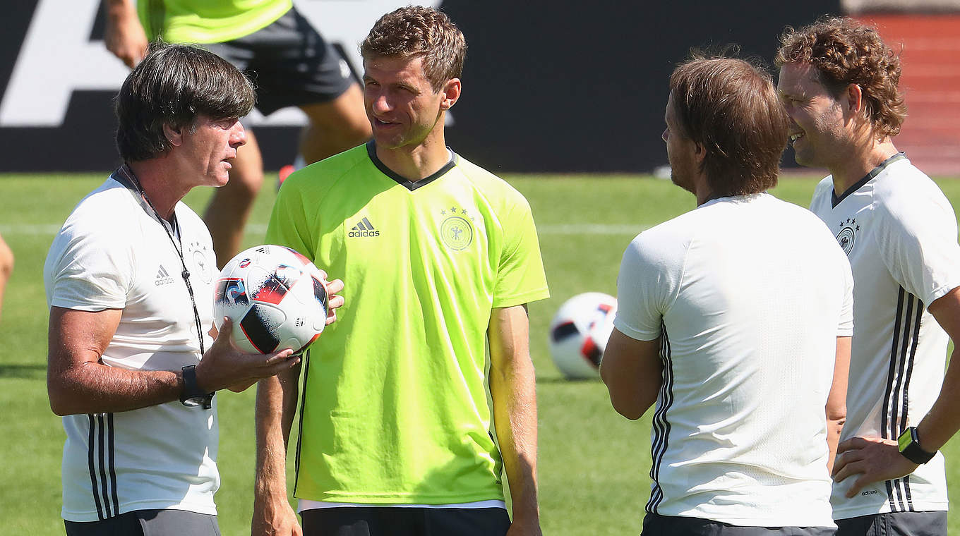 Löw mit Müller, Sorg und Schneider (v.l.): "Ich vertraue den Spielern" © 2016 Getty Images