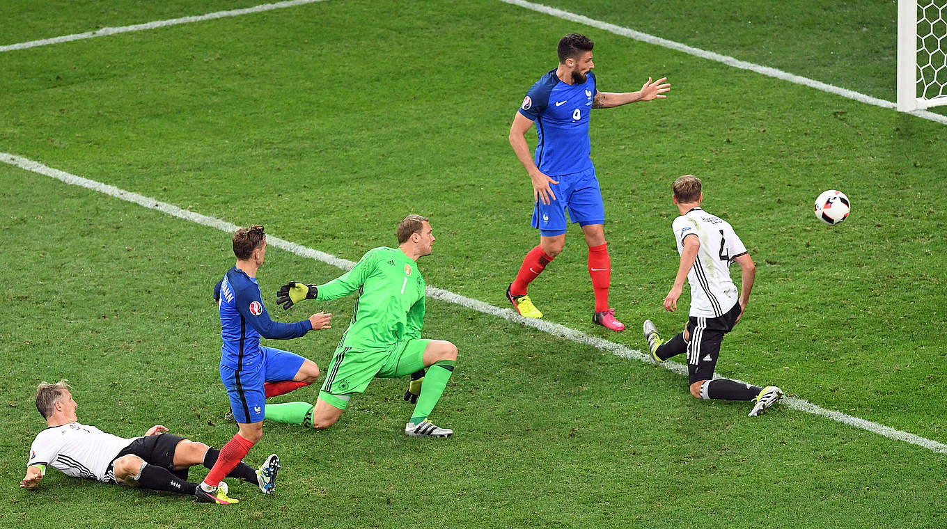 Antoine Griezmann deals the killer blow with France's second of the game. © AFP/Getty Images