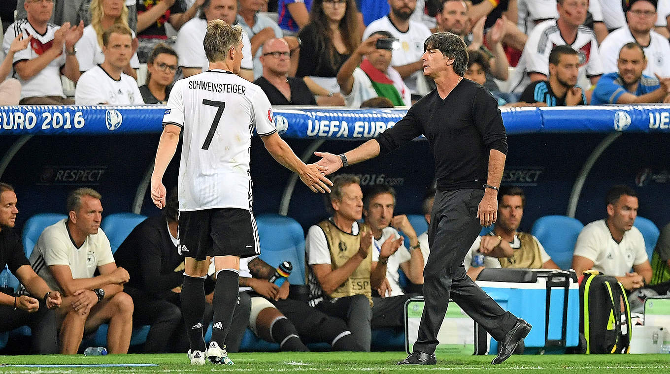 Löw (r.) über die Leistung von Kapitän Schweinsteiger: "Er hat das gut gemacht" © 2016 Getty Images