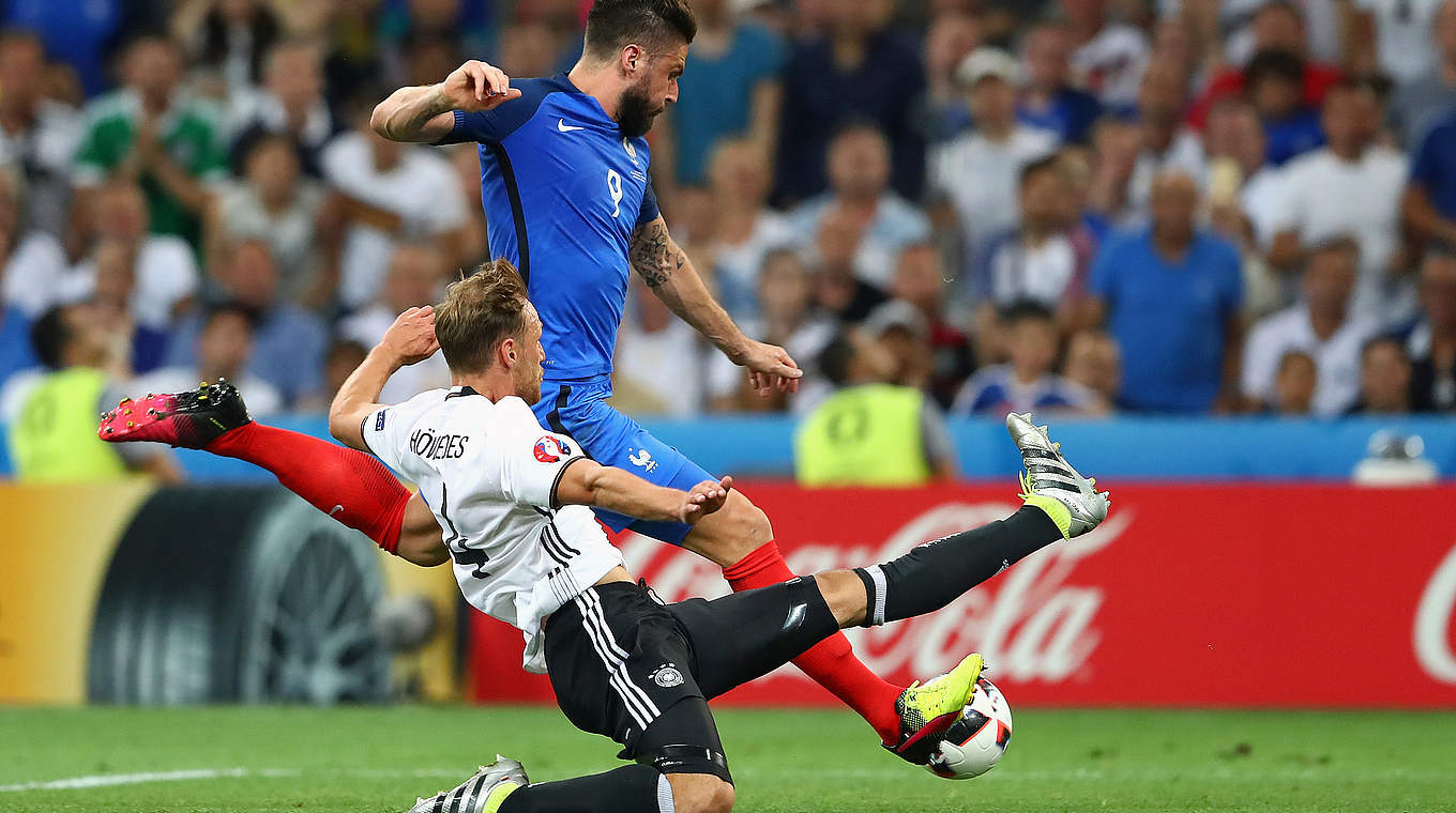 Begeistert mit seiner Aktion die Zuschauer: Benedikt Höwedes gegen Olivier Giroud © 2016 Getty Images