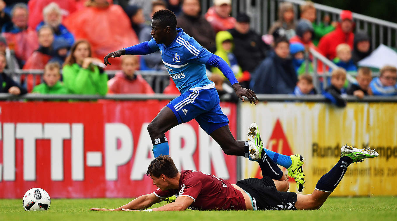 Zum zweitenmal für den HSV im Einsatz: Flüchtling Bakery Jatta  © 2016 Getty Images