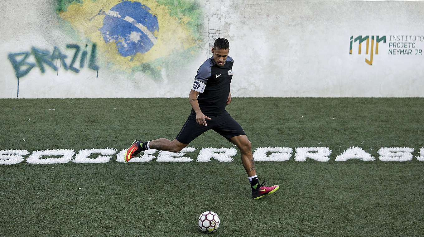 Erfüllt sich einen Traum: Neymar beim von ihm organisierten Jugendtunier © MIGUEL SCHINCARIOL/AFP/Getty Images