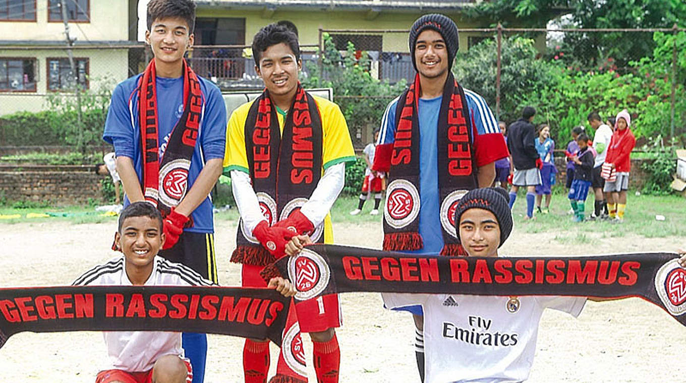 Freuen sich über die Spenden des SV Wehen Wiesbaden: die Kinder in Nepal © Obermann/1. FSV Mainz 05