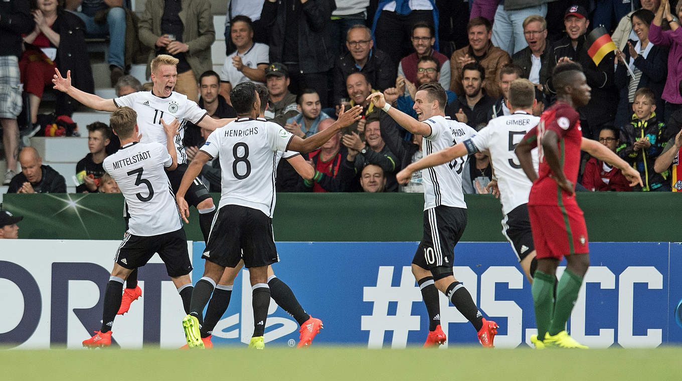 Früher Jubel: Ochs (2.v.l.) bringt die deutsche U 19 mit 1:0 in Führung © 2016 Getty Images