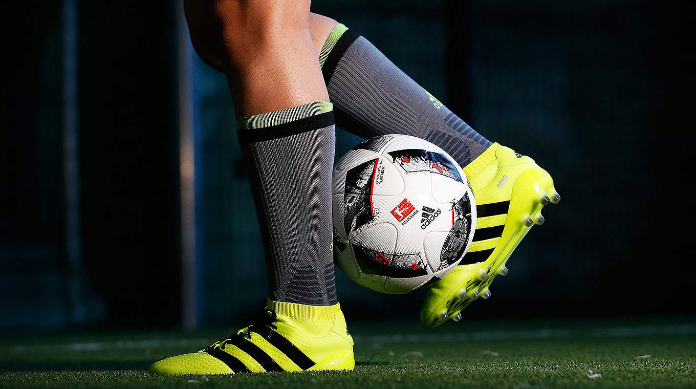 Der neue Bundesliga-Spielball: die "Torfabrik" von adidas © adidas