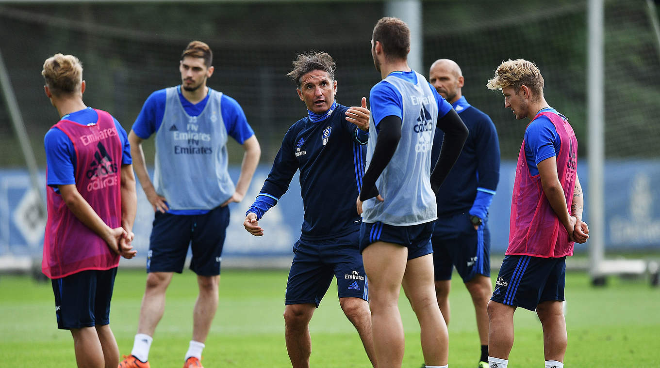 Torloses Remis in der Vorbereitung: Trainer Bruno Labbdia mit dem Hamburger SV (3.v.l.) © 2016 Getty Images