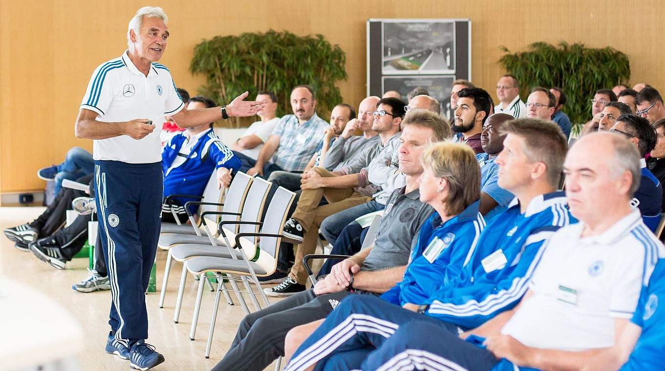 DFB-Ausbilder Bernd Stöber: "Spieler auf den Fußball von morgen vorbereiten" © Getty Images