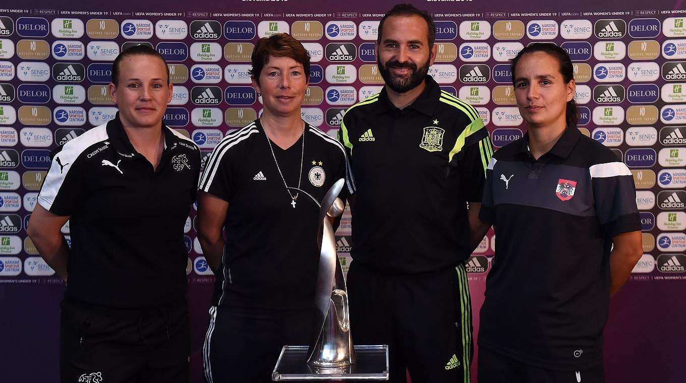 Germany coach Maren Meinert and Spain coach Pedro López pose with the trophy © ©SPORTSFILE