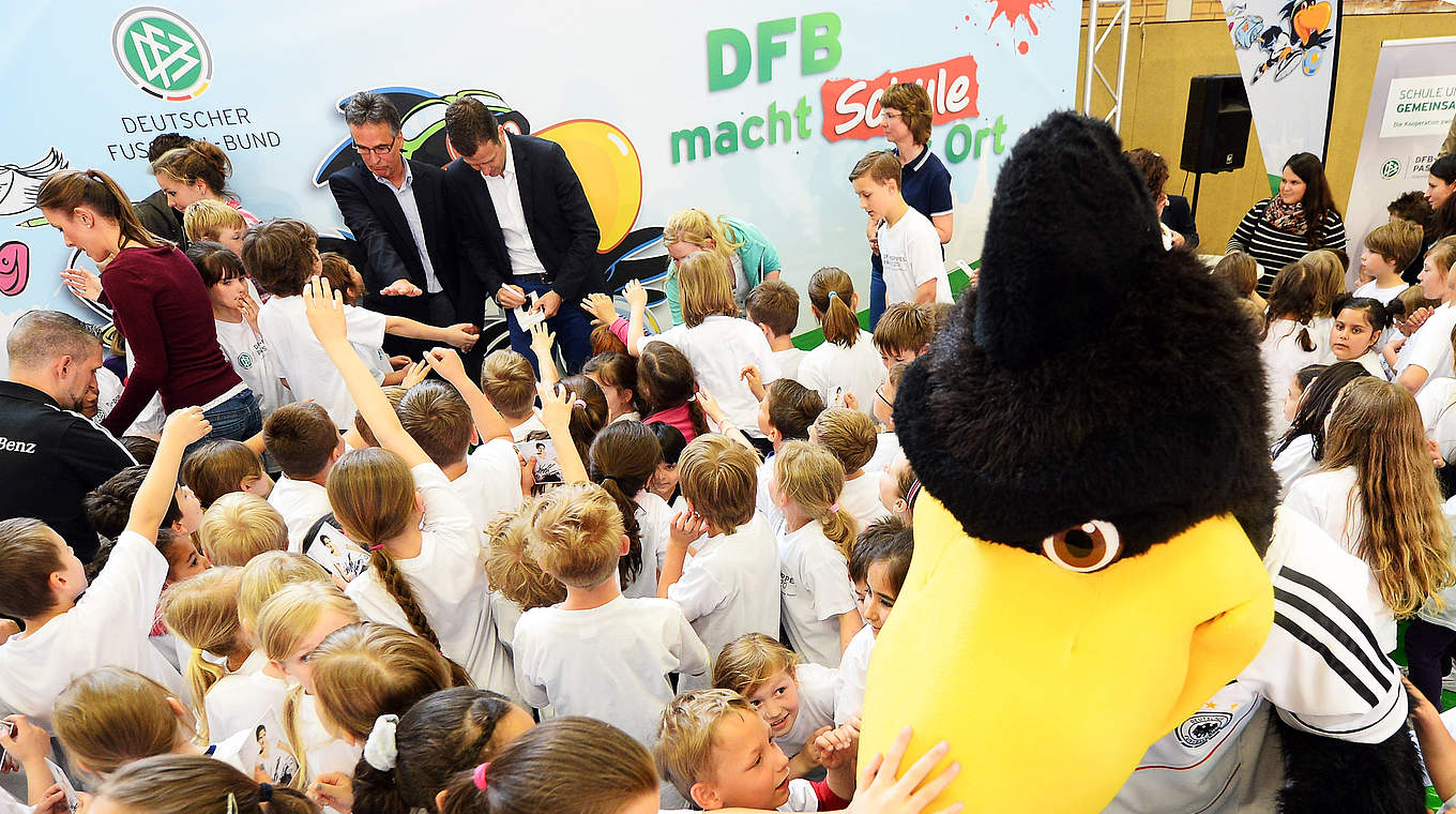 DFB-Maskottchen zum Anfassen: Paule besucht die Grundschule in Herten © 2013 Getty Images