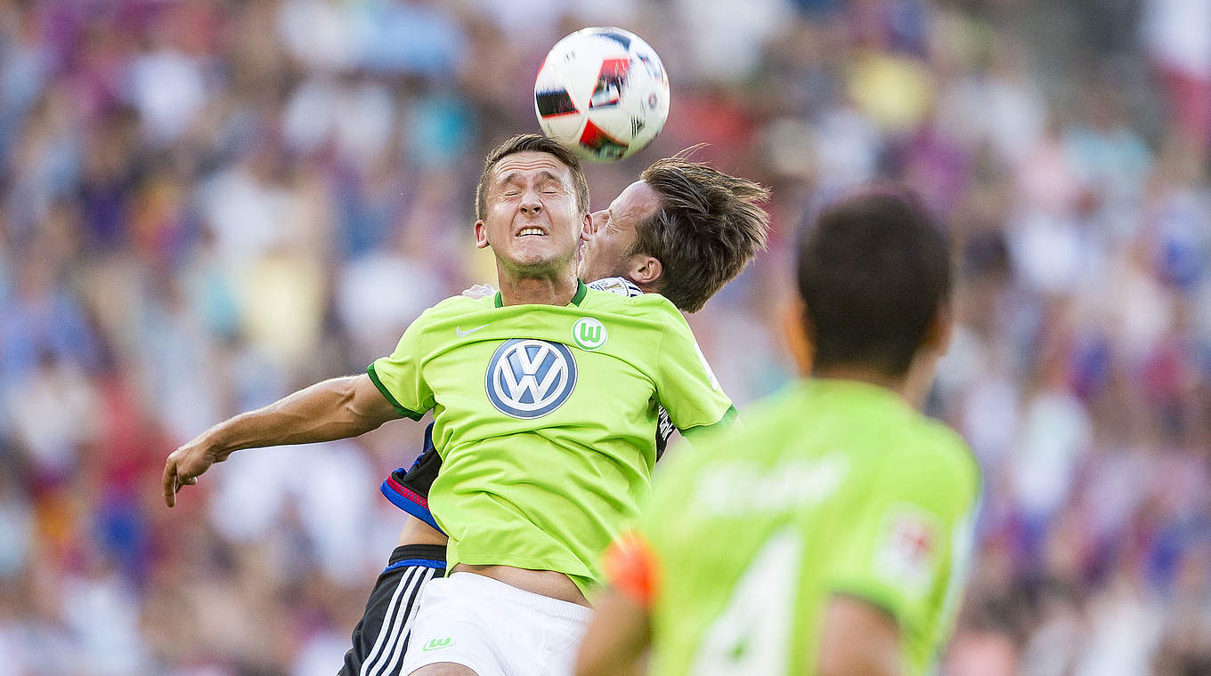 Kopfballduell im Testspiel gegen Basel: Wolfsburgs Paul Seguin (v.) steigt hoch © 2016 Getty Images