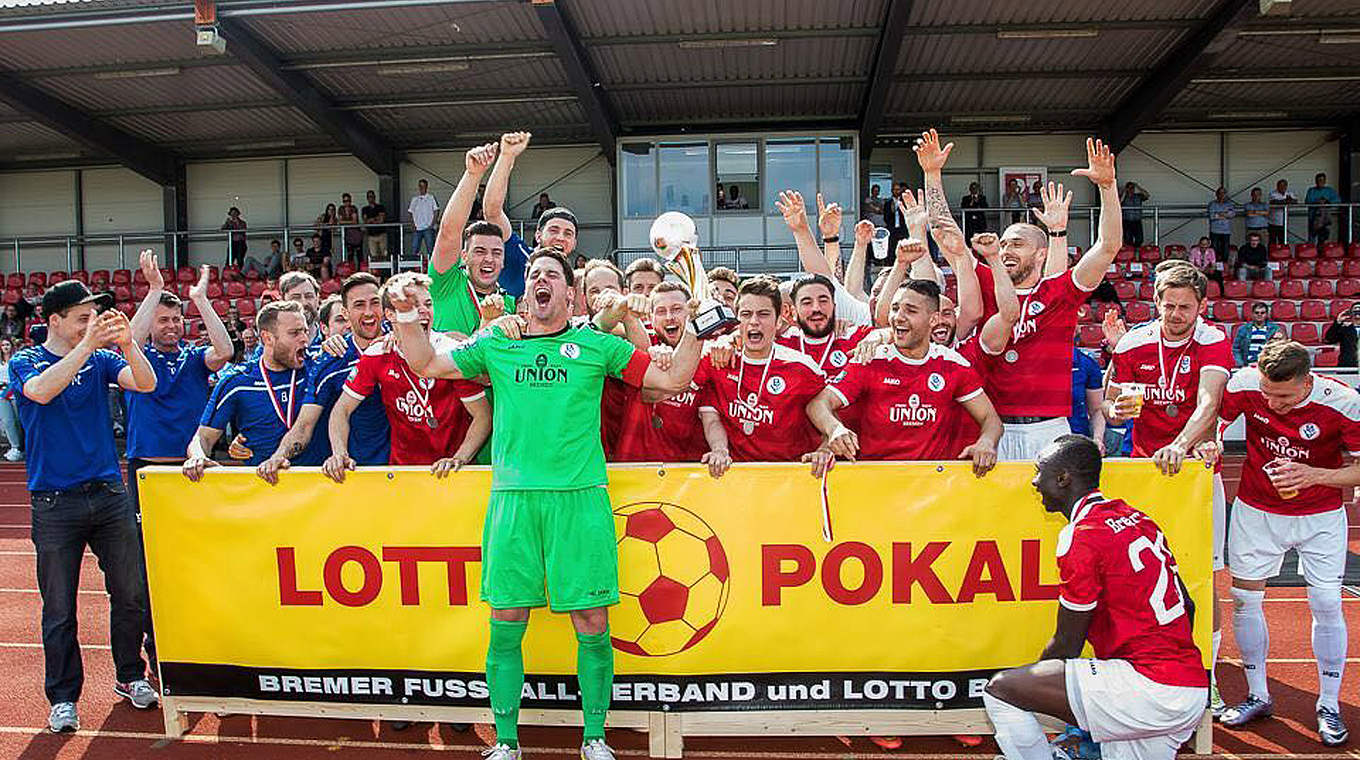 Jubel nach dem Pokalsieg: der Bremer SV mit Christian Ahlers-Ceglarek (v.) © Bremer SV