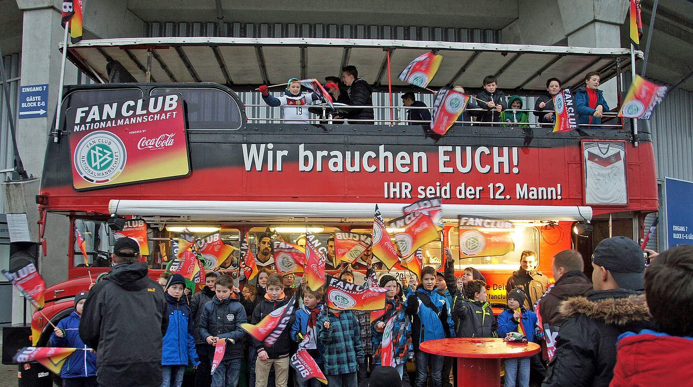 Steht vor der Benteler-Arena in Paderborn: der Fan Club-Bus © DFB