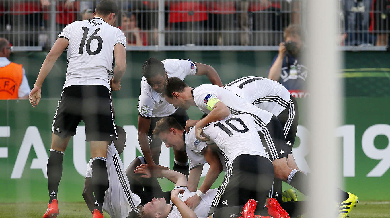 Führungstreffer für Deutschland: das DFB-Team feiert das 1:0 von Philipp Ochs © 2016 Getty Images