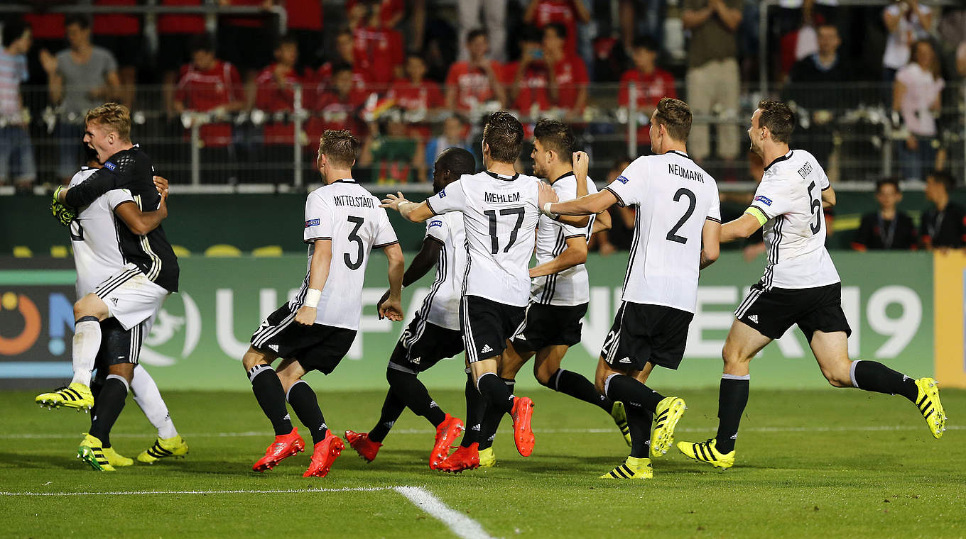 Germany U19's celebrate after Henrich's converts the decisive spot-kick © 2016 Getty Images