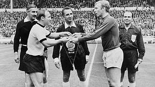 Die Spielführer im WM-Finale in Wembley: Uwe Seeler (l.) und Bobby Moore © Getty Images