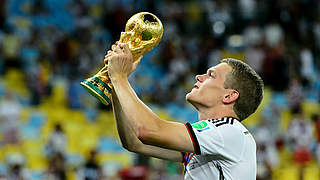 Weltmeister ohne Einsatz, aber mit WM-Pokal: Matthias Ginter am 13. Juli 2014 in Rio © 