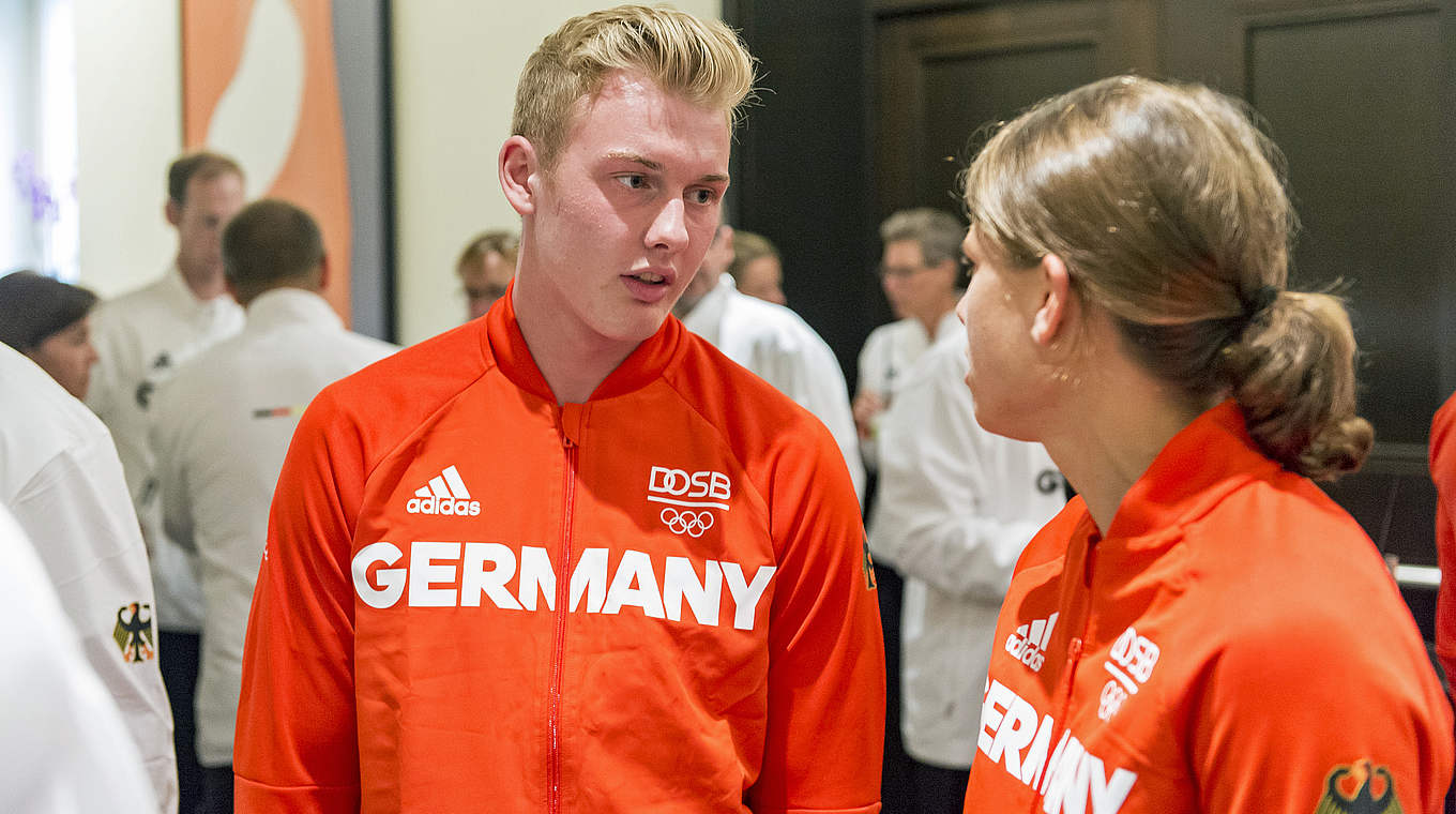 Bronzemedaillengewinnerin trifft Olympia-Neuling: Annike Krahn und Julian Brandt sind ins Gespräch vertieft © 2016 Getty Images