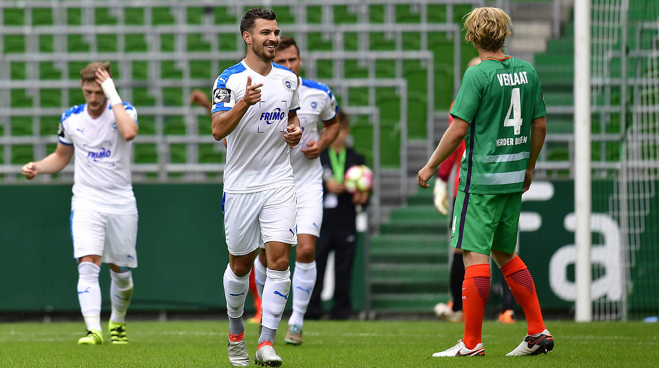 Bejubelt seinen Treffer für Lotte: Bernd Rosinger (M.) © 2016 Getty Images