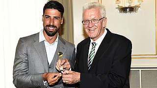 Ehre für den Weltmeister: Khedira (l.) erhält von Winfried Kretschmann Verdienstorden © Staatsministerium Baden-Württemberg/Reiner Pfisterer                           