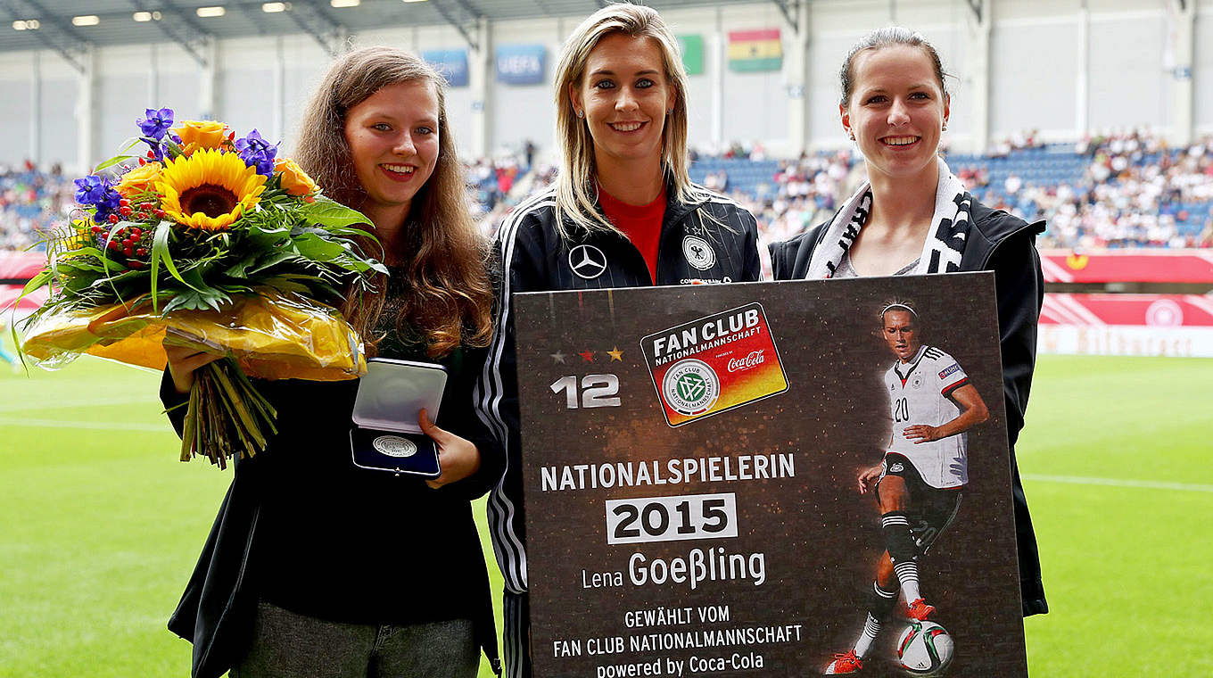 Ehrung für ein starkes Länderspieljahr: Nationalspielerin Lena Goeßling (M.) © Getty Images
