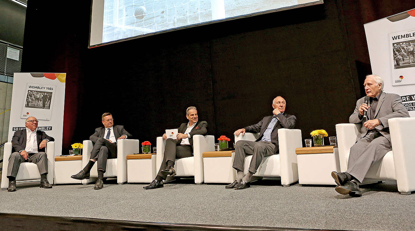 Erinnerungen im Rahmen der Eröffnungsmatinee: Seeler (l.), Tilkowski (r.) © Carsten Kobow