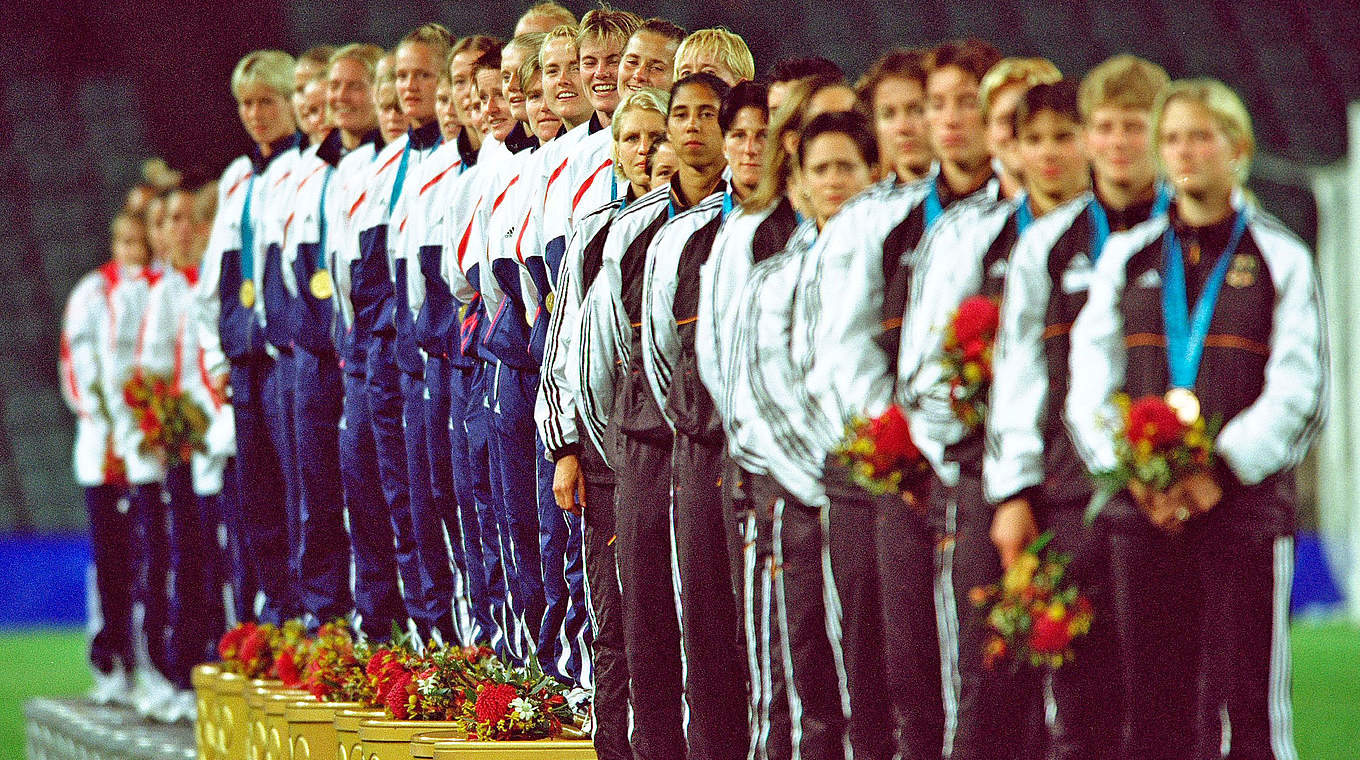 Premiere in Bronze: das deutsche Frauen-Nationalteam (v.) bei der Siegerehrung © Getty Images