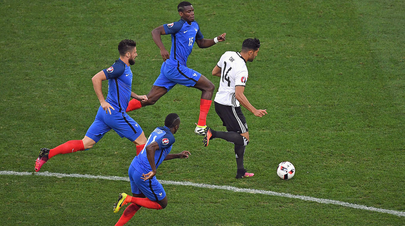 Gleich drei Gegenspielern enteilt: EM-Debütant Emre Can (r.) © Getty Images