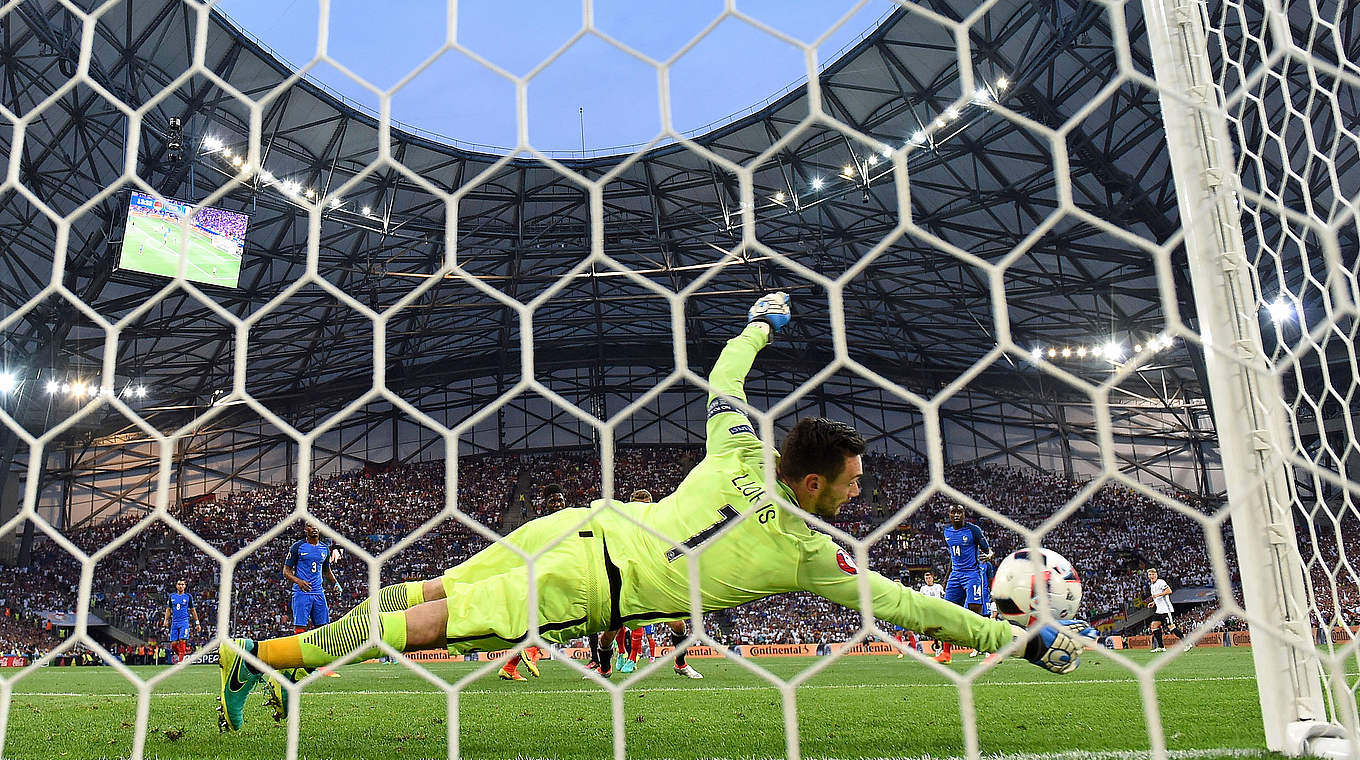 Glanztat: Frankreichs Keeper Hugo Lloris (v.) pariert den Aufsetzer von Emre Can © Getty Images