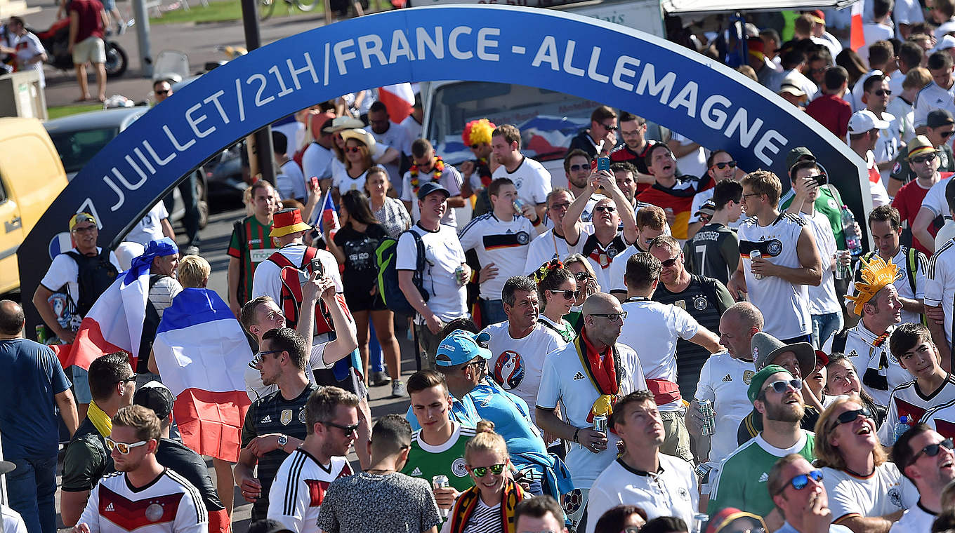 Die fünfte Auflage, diesmal in Marseille: der Fan-Walk des Fan Club Nationalmannschaft  © Getty Images