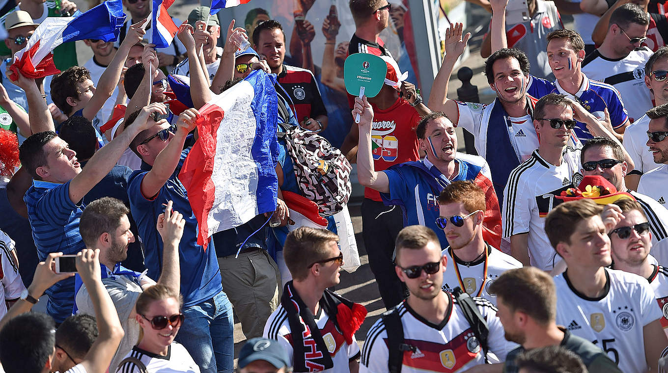 Friedliches Miteinander auf dem Weg ins Stadion: Deutsche und französische Fans © Getty Images