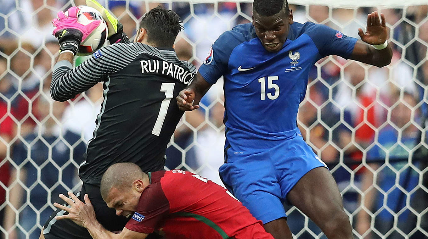Kampf um den Ball nach einer Ecke: Rui Patricio (l.) klärt vor Frankreichs Paul Pogba © AFP/Getty Images