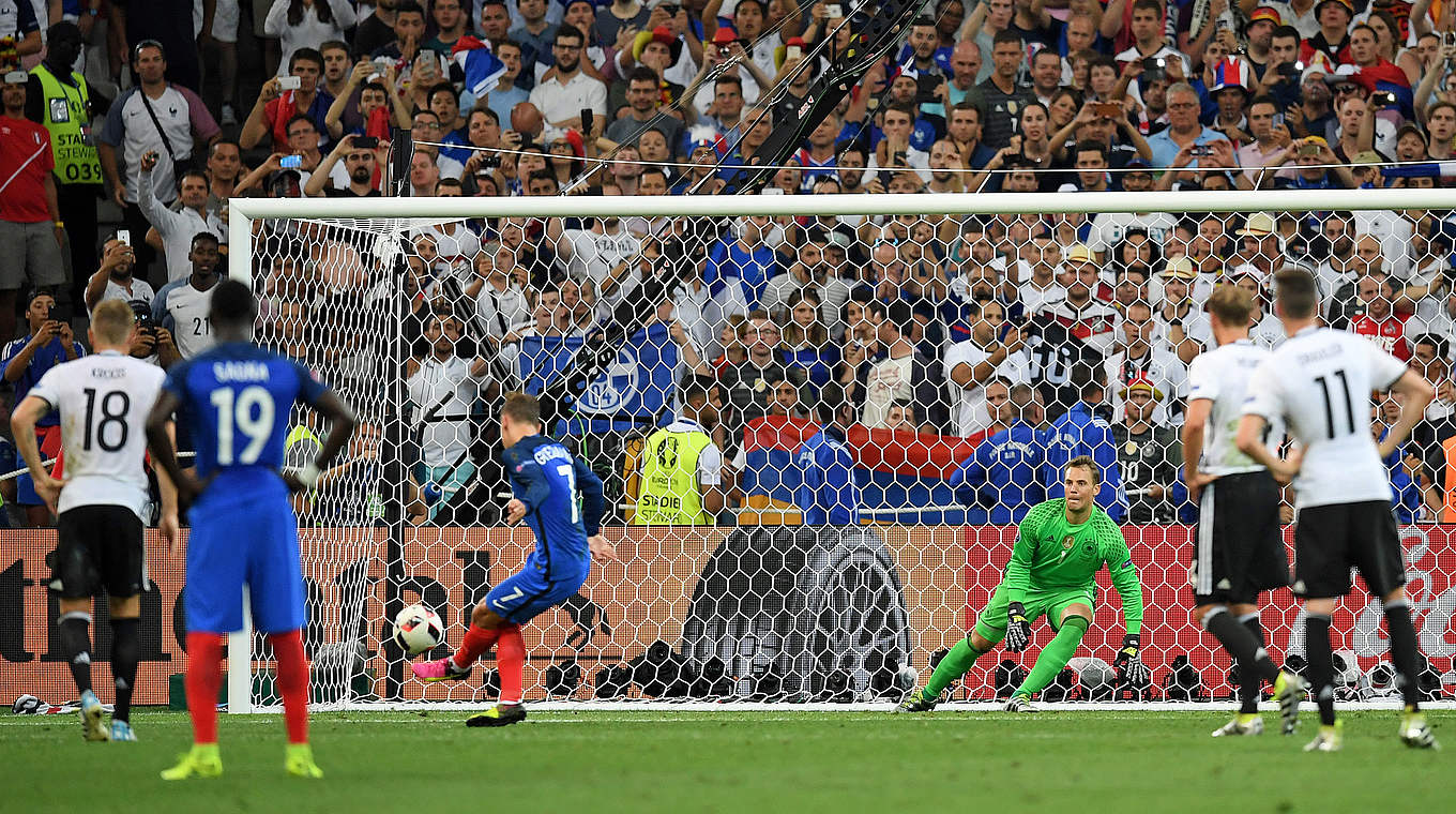 Führungstreffer für Frankreich: Antoine Griezmann (Nr. 7) verlädt Manuel Neuer  © Getty Images