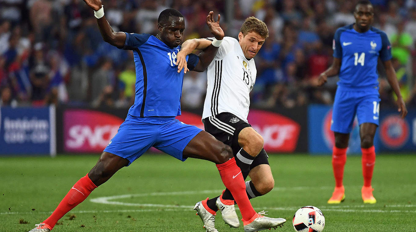 Umkämpftes Duell im Mittelfeld: Thomas Müller (r.) gegen Moussa Sissoko © AFP/Getty Images