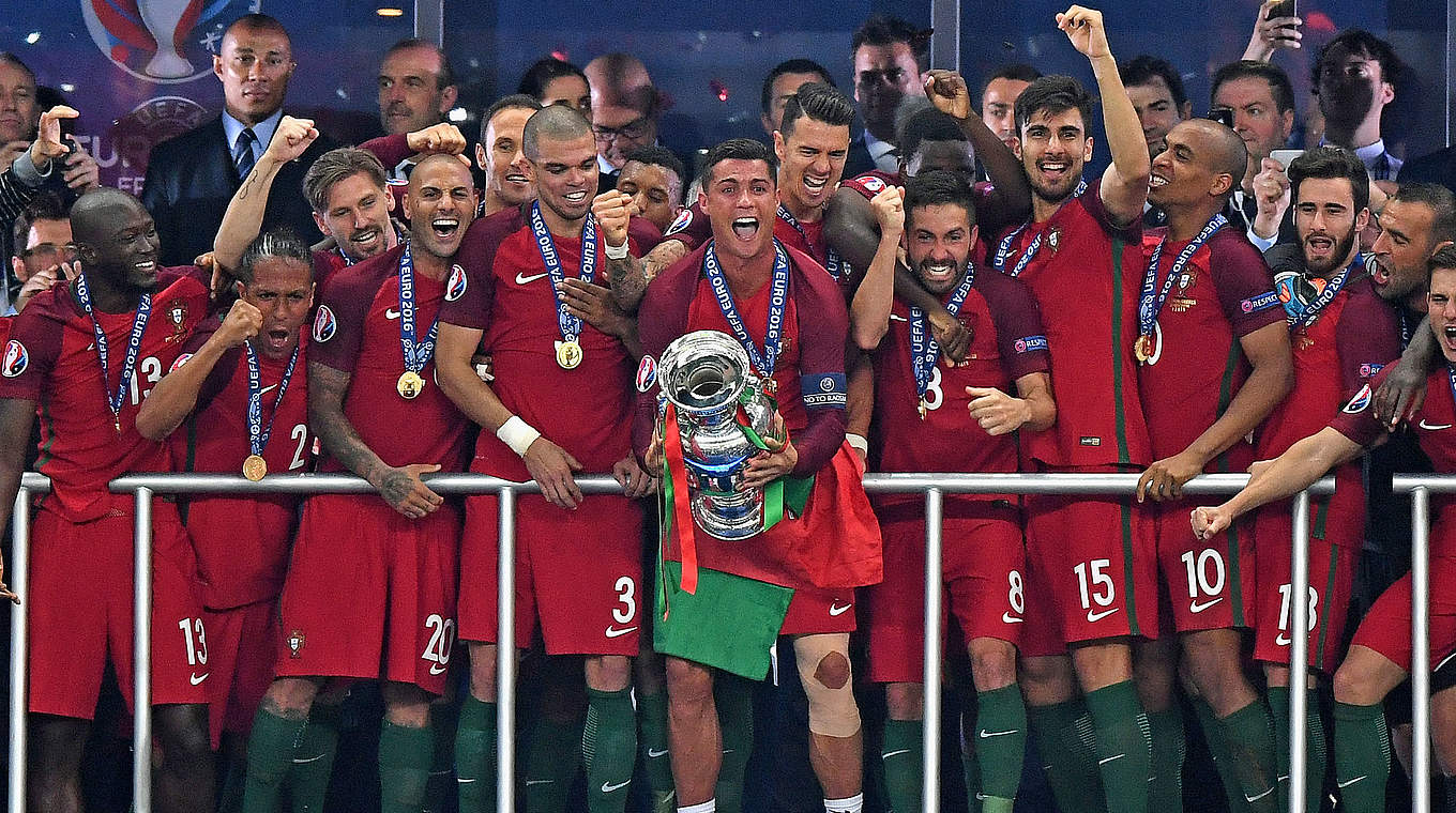 Jubelbild mit Kapitän: Cristiano Ronaldo (M.) nimmt für Portugal den Pokal entgegen © Getty Images